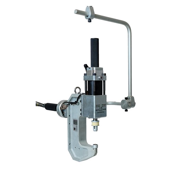 Pneumohydraulický klinčovací nástroj se zvýšenou silou